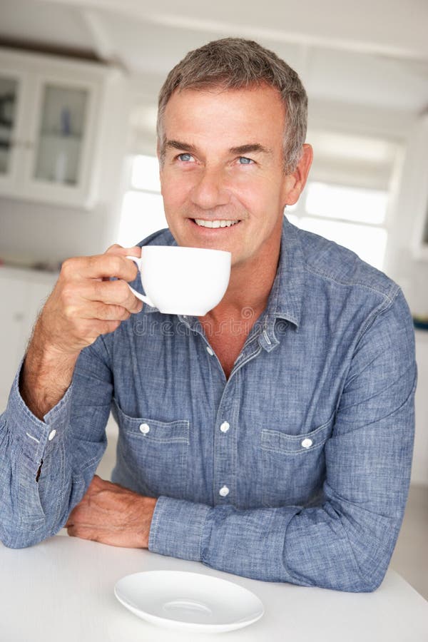 Mens met koffie thuis stock foto's Mens met koffie thuis stock foto's