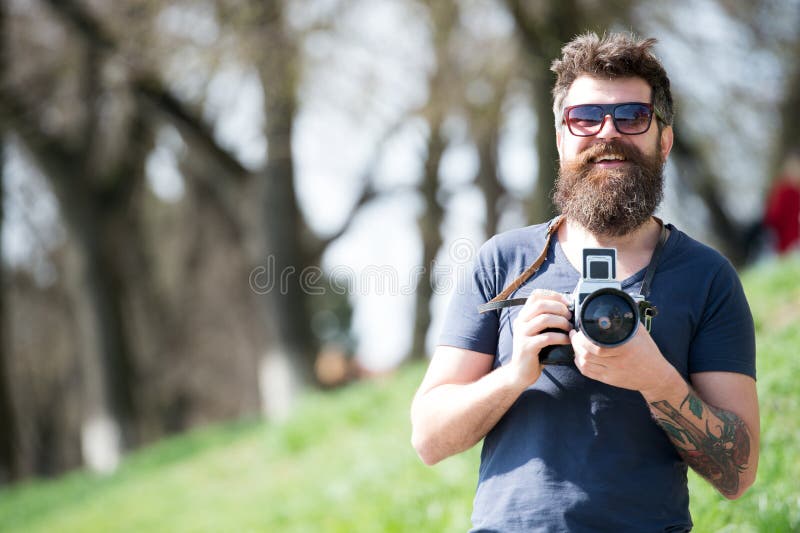 Mens met lange baard bezig met het schieten van foto's Zwarte achtergrond Wijnoogst van de de fotograafgreep van mensen de gebaar stock foto's Mens met lange baard bezig met het schieten van foto's Zwarte achtergrond Wijnoogst van de de fotograafgreep van mensen de gebaar stock foto's