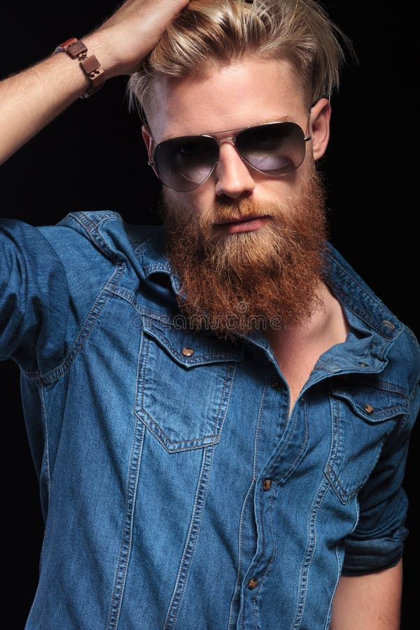 Mens met lange rode baard die zonnebril dragen, die zijn haar bevestigen stock afbeeldingen Mens met lange rode baard die zonnebril dragen, die zijn haar bevestigen stock afbeeldingen