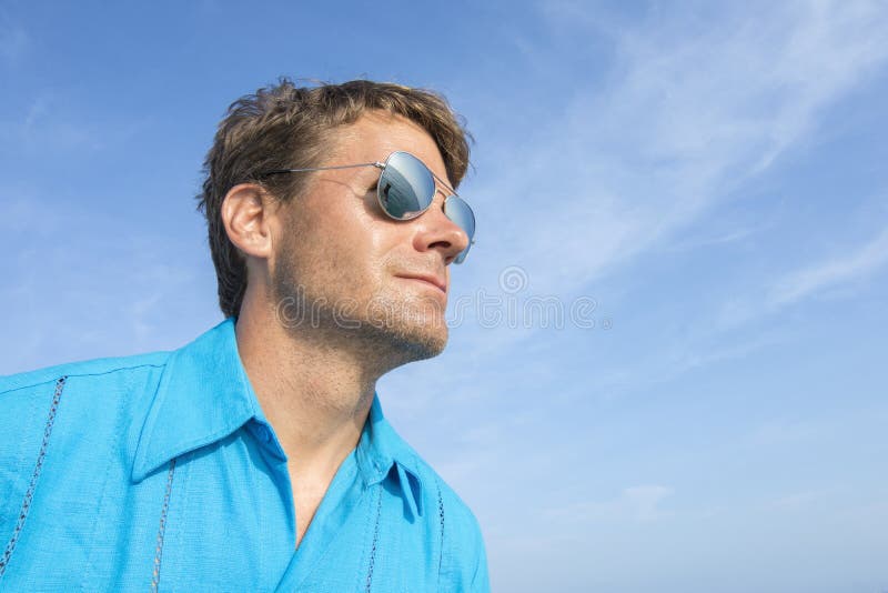 Mens met ogen op het overzees stock foto's Mens met ogen op het overzees stock foto's