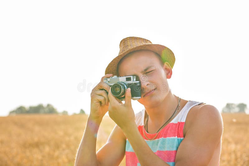 Mens met retro fotocamera De Levensstijl openluchtconcept van de manierreis royalty-vrije stock foto's Mens met retro fotocamera De Levensstijl openluchtconcept van de manierreis royalty-vrije stock foto's