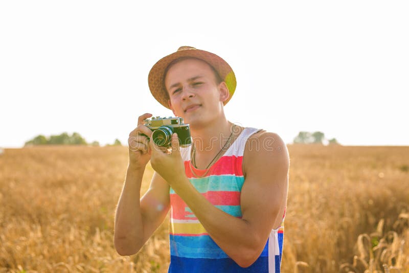 Mens met retro Levensstijl van de de Manierreis van de fotocamera openlucht stock afbeelding Mens met retro Levensstijl van de de Manierreis van de fotocamera openlucht stock afbeelding
