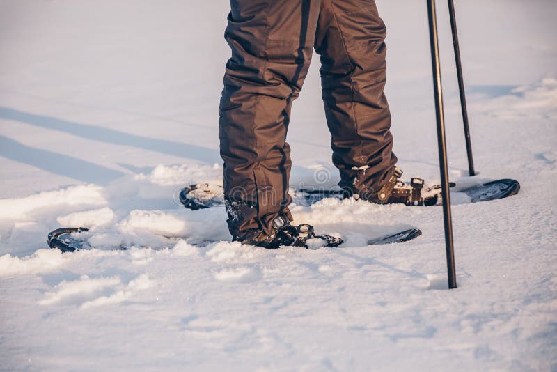 Mens met sneeuwschoen op het close-up van de sneeuwweg Mens in sneeuwschoenen met trekkingspolen in de winter royalty-vrije stock fotografie Mens met sneeuwschoen op het close-up van de sneeuwweg Mens in sneeuwschoenen met trekkingspolen in de winter royalty-vrije stock fotografie