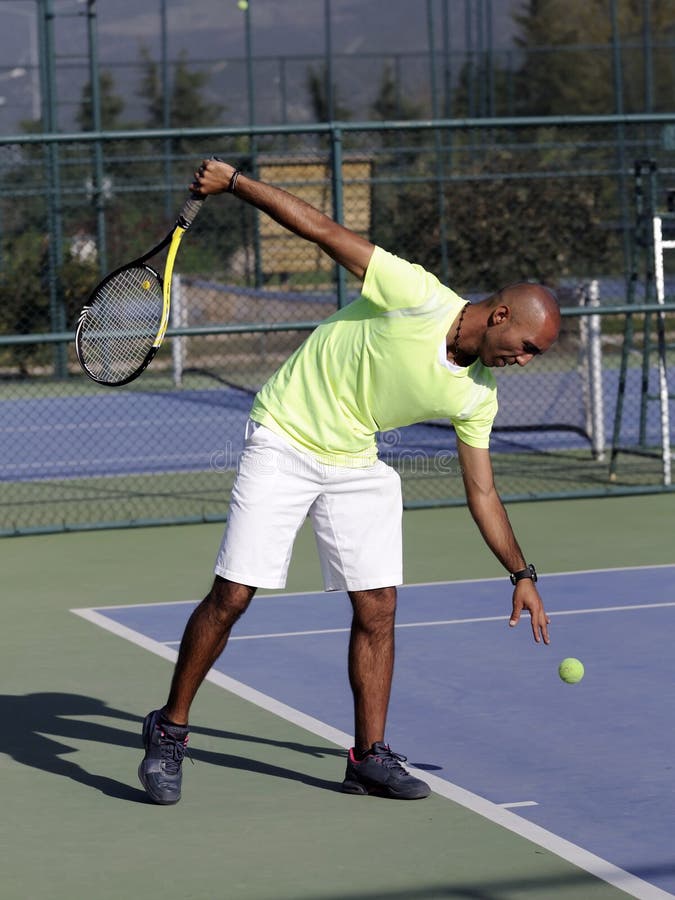 mens met tennisracket voor het gerecht stock afbeeldingen mens met tennisracket voor het gerecht stock afbeeldingen