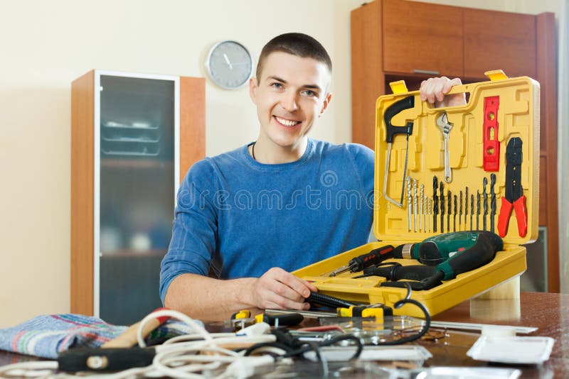 Mens met werkende hulpmiddelen stock foto Mens met werkende hulpmiddelen stock foto