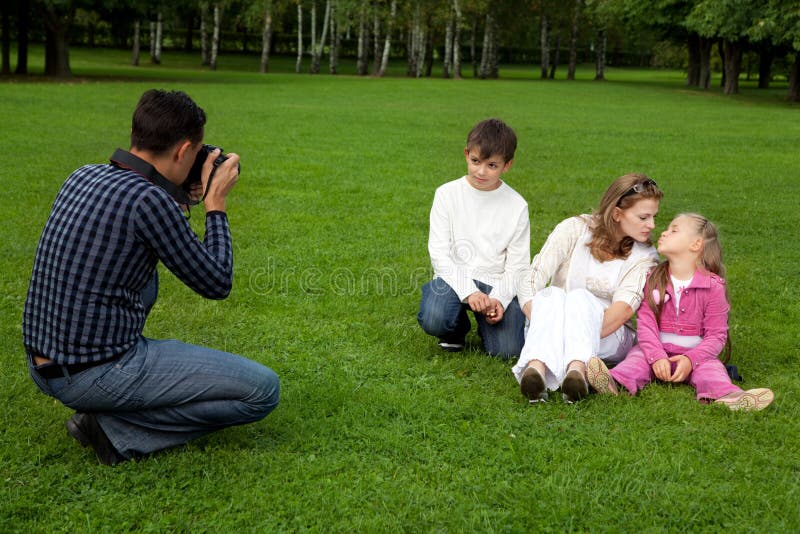 Mens photographes zijn familie in openlucht stock foto's Mens photographes zijn familie in openlucht stock foto's
