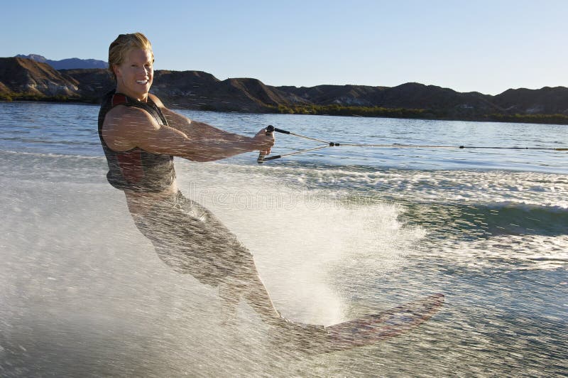 Mens Wakeboarding op Meer royalty-vrije stock afbeelding Mens Wakeboarding op Meer royalty-vrije stock afbeelding