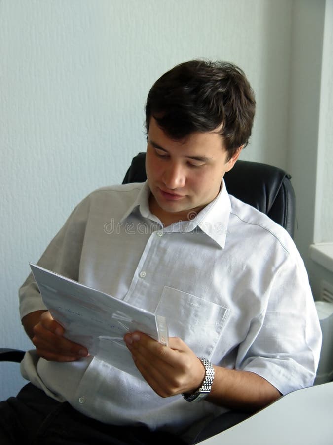 Mens in zijn bureau stock fotografie Mens in zijn bureau stock fotografie