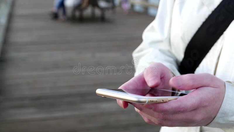 Mensagem de datilografia da mulher no telefone esperto