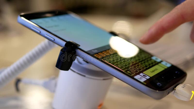 Mensagem de datilografia dos povos no telefone celular da nota 7 da galáxia de Samsung