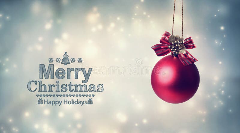 Mensagem do Feliz Natal com uma quinquilharia de suspensão fotografia de stock royalty free Mensagem do Feliz Natal com uma quinquilharia de suspensão fotografia de stock royalty free