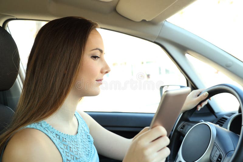 Mensaje de teléfono distraído de la lectura del conductor que conduce un coche Mensaje de teléfono distraído de la lectura del conductor que conduce un coche