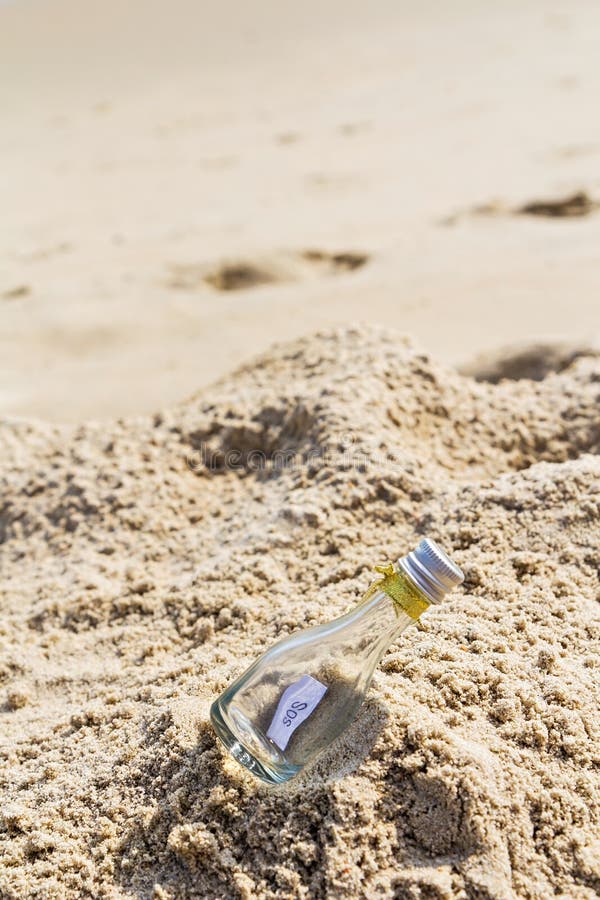Mensaje el SOS en botella en la playa imágenes de archivo libres de regalías Mensaje el SOS en botella en la playa imágenes de archivo libres de regalías