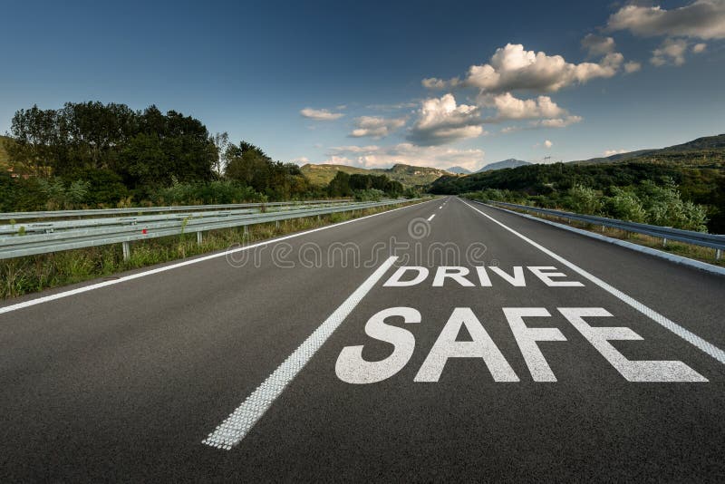 Mensaje seguro de la impulsión en el camino de la carretera del asfalto a través del campo