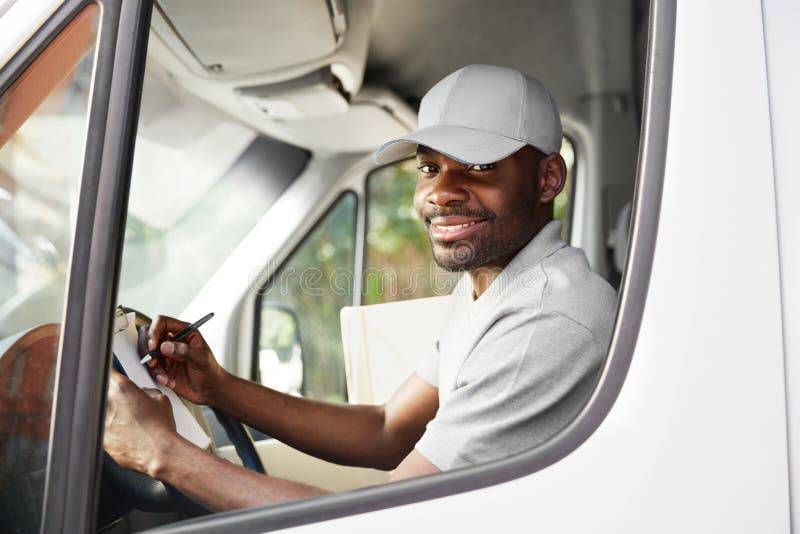 Mensajero Delivery Conductor Driving Delivery Car del hombre negro imágenes de archivo libres de regalías