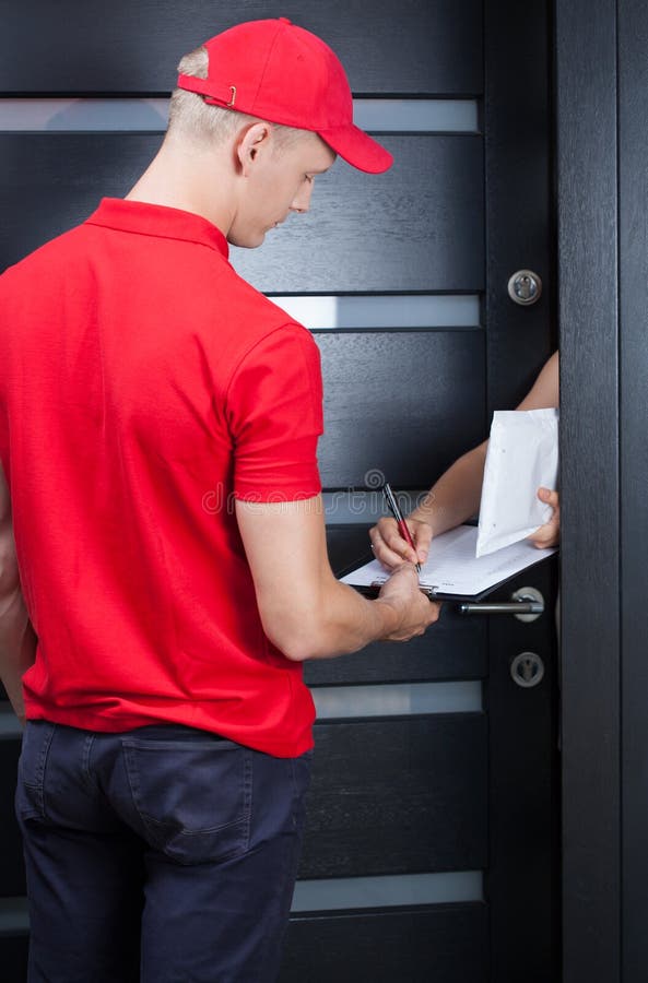 Mensajero que espera una firma imágenes de archivo libres de regalías Mensajero que espera una firma imágenes de archivo libres de regalías