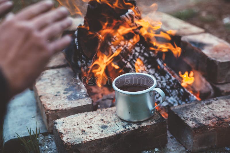 Tee Oder Kaffee Durch Das Lagerfeuer Stockbild - Bild von getränk, nave ...