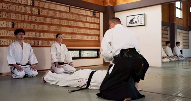 Menschen aikido Kämpfen und Sensei für Selbstverteidigungspraxis und schwarze Gürtelstudenten für Kampfkunst. Ausbildung