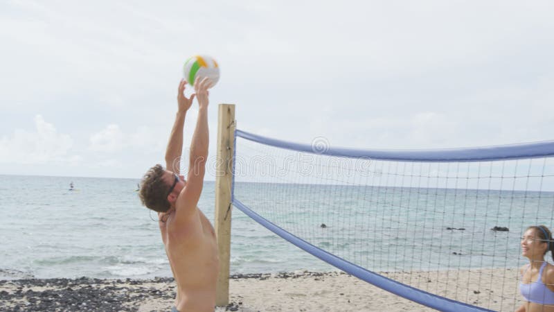 Menschen, die aktive Lebensweise des Strandvolleyball spielen