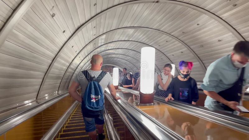 Menschen in Gesichtsmasken auf der Rolltreppe in der Moskauer Metro. Sukharevskaya-U-Bahn. covid19 Pandemie. Fahrtreppenbewegung.