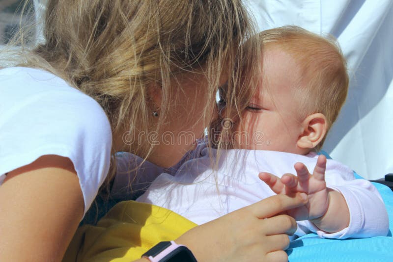 Menschen, Kinder, Familienbegriff Blauer Himmelsuntergrund mit einem süßen Mädchen Schwestern stockfotografie Menschen, Kinder, Familienbegriff Blauer Himmelsuntergrund mit einem süßen Mädchen Schwestern stockfotografie