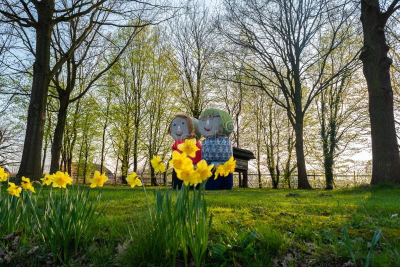 Menschen von den Heuballen stehen am Straßenrand stockbilder Menschen von den Heuballen stehen am Straßenrand stockbilder
