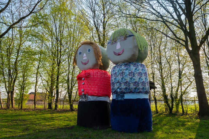 Menschen von den Heuballen stehen am Straßenrand stockfotos Menschen von den Heuballen stehen am Straßenrand stockfotos