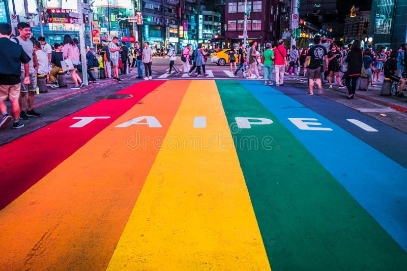 Menschenmengen an farbenfrohen Regenbogenstraßen in Ximending District, Taipei, Taiwan
