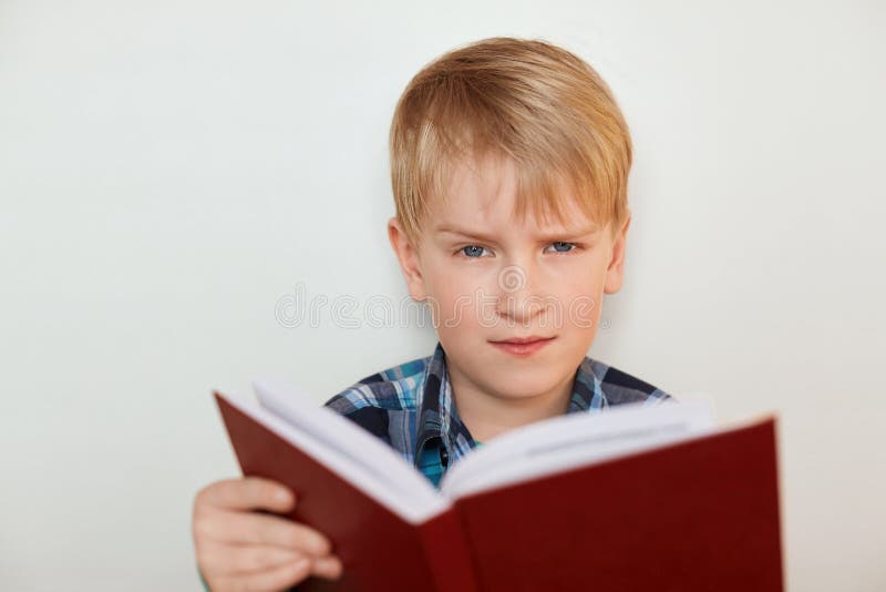 Menschliches Gesichts-Ausdrücke und Gefühle Kinder und Bildung Eine Nahaufnahme des attraktiven kleinen Jungen mit dem angemessen stockbilder Menschliches Gesichts-Ausdrücke und Gefühle Kinder und Bildung Eine Nahaufnahme des attraktiven kleinen Jungen mit dem angemessen stockbilder