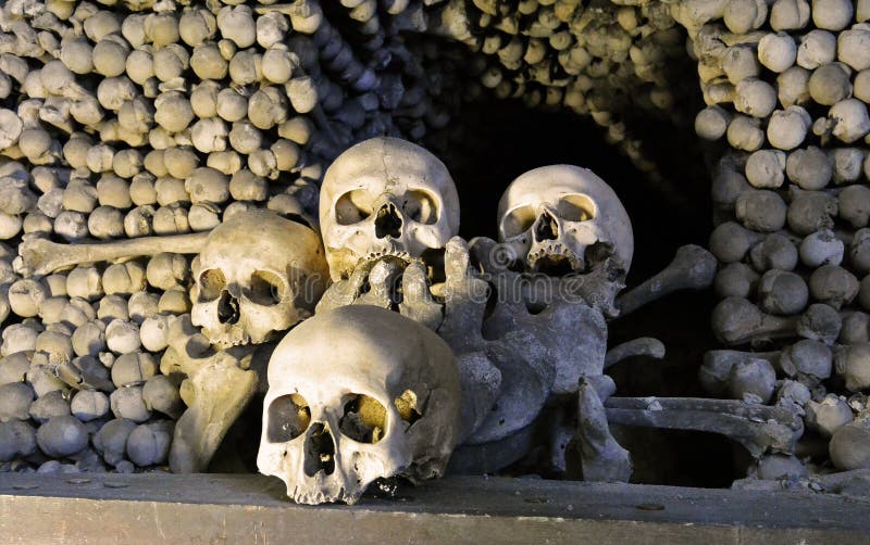 Menselijke beenderen en schedels in Ossuarium in Kutna Hora royalty-vrije stock afbeelding Menselijke beenderen en schedels in Ossuarium in Kutna Hora royalty-vrije stock afbeelding