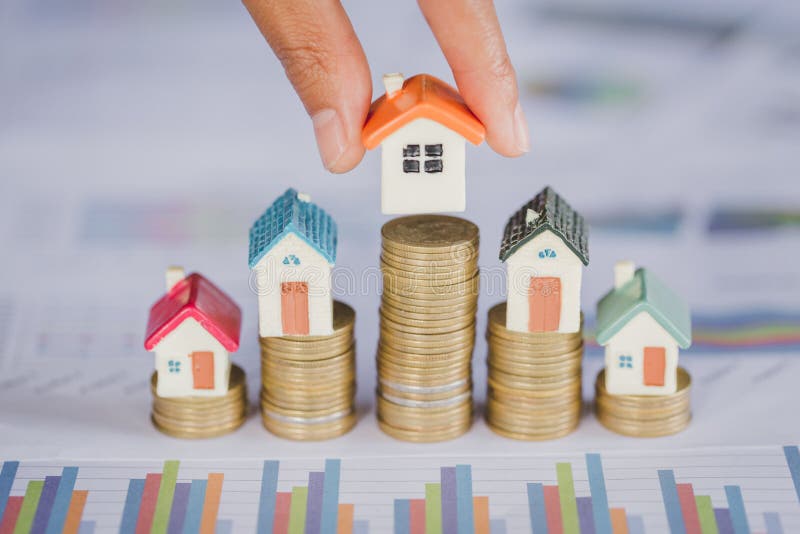 Menselijke hand die huismodel op muntstukkenstapel zetten Concept voor bezitsladder, hypotheek en onroerende goedereninvestering stock afbeelding Menselijke hand die huismodel op muntstukkenstapel zetten Concept voor bezitsladder, hypotheek en onroerende goedereninvestering stock afbeelding