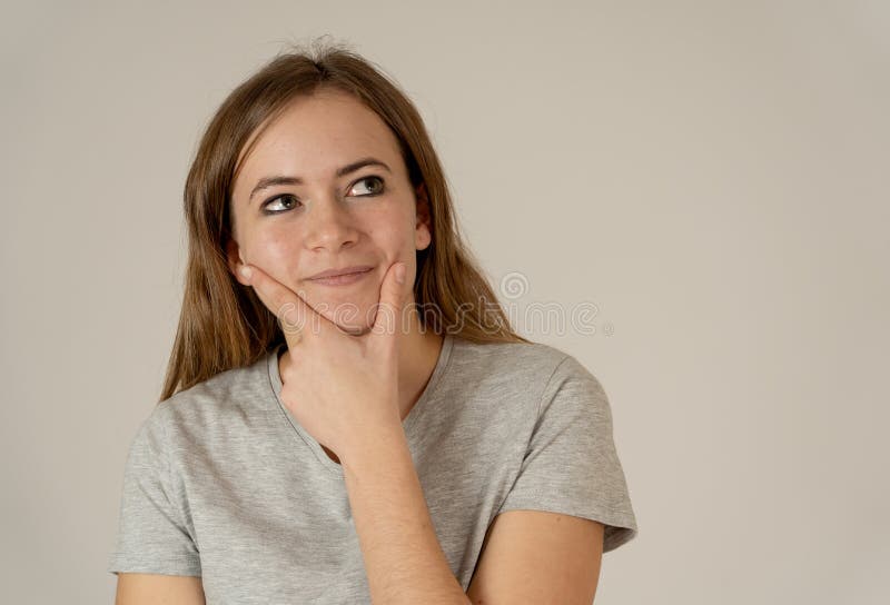 Menselijke uitdrukkingen en emoties Jong mooi en tienermeisje die omhoog benieuwd zijnd denken kijken royalty-vrije stock foto Menselijke uitdrukkingen en emoties Jong mooi en tienermeisje die omhoog benieuwd zijnd denken kijken royalty-vrije stock foto