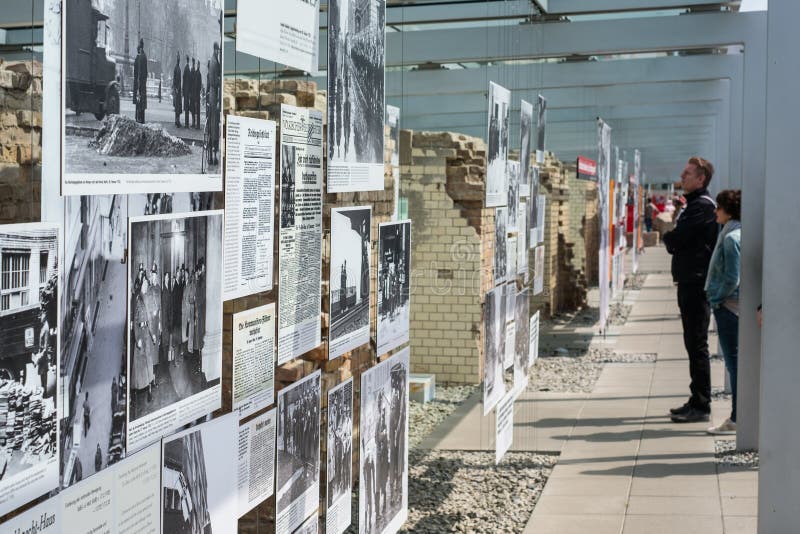 Mensen bij de Topografie van Verschrikking het Duits: Topographie des Ter royalty-vrije stock afbeeldingen Mensen bij de Topografie van Verschrikking het Duits: Topographie des Ter royalty-vrije stock afbeeldingen