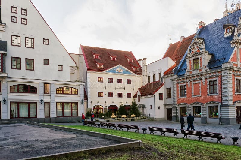 Mensen bij het stadhuisvierkant van Riga en Huis van Meeëters stock afbeeldingen Mensen bij het stadhuisvierkant van Riga en Huis van Meeëters stock afbeeldingen