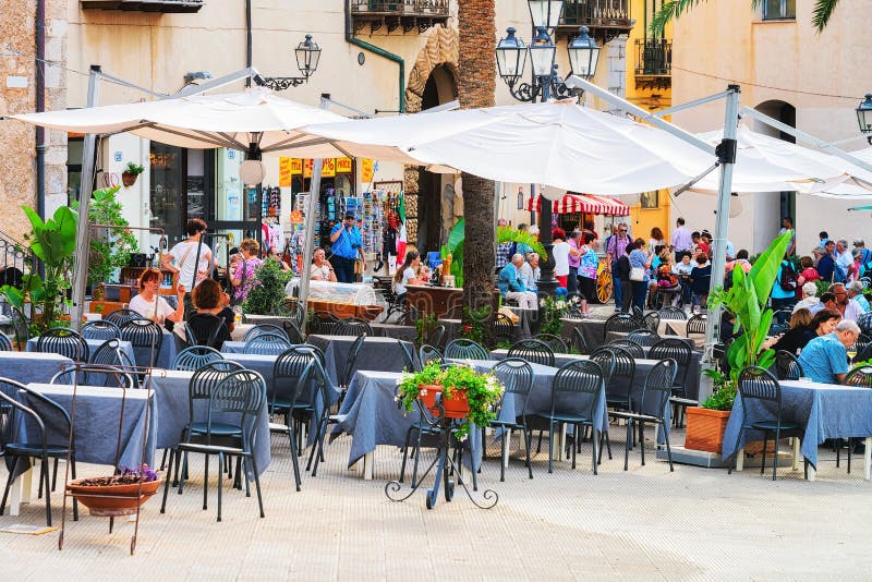 Mensen bij Straatrestaurants in de oude stad Sicilië van Cefalu