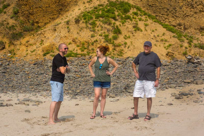 Mensen bij Strand die samen spreken royalty-vrije stock afbeelding Mensen bij Strand die samen spreken royalty-vrije stock afbeelding