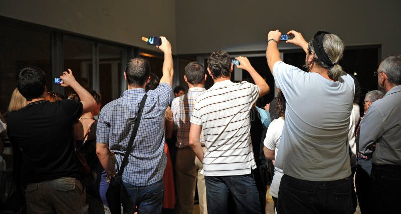 Mensen die beelden met mobiele telefoons nemen royalty-vrije stock afbeeldingen Mensen die beelden met mobiele telefoons nemen royalty-vrije stock afbeeldingen