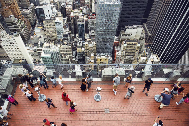 Mensen die beelden van dak op de wolkenkrabber van Manhattan nemen royalty-vrije stock fotografie Mensen die beelden van dak op de wolkenkrabber van Manhattan nemen royalty-vrije stock fotografie