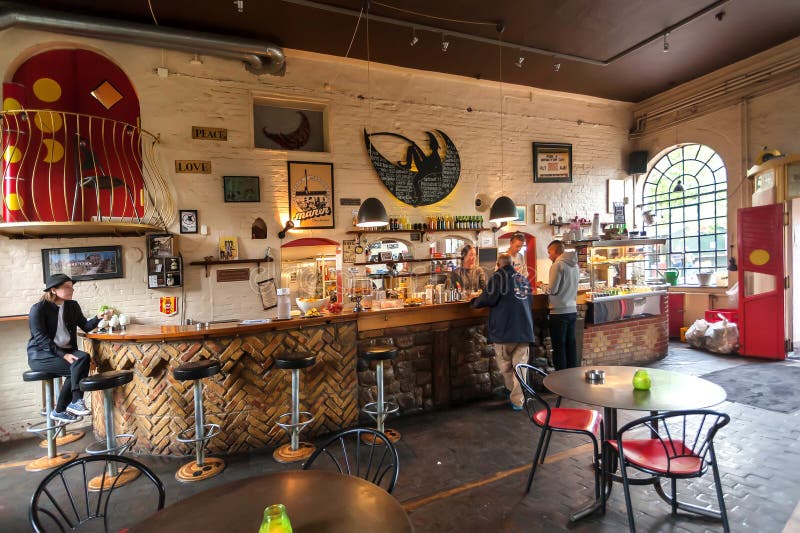 Mensen die bier en koffie binnen koffie van populair gebied van Christiania Freetown drinken royalty-vrije stock fotografie Mensen die bier en koffie binnen koffie van populair gebied van Christiania Freetown drinken royalty-vrije stock fotografie