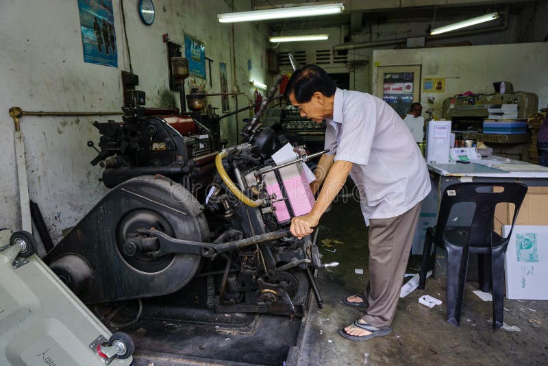Mensen die bij drukfabriek werken in Maleisië stock afbeelding Mensen die bij drukfabriek werken in Maleisië stock afbeelding