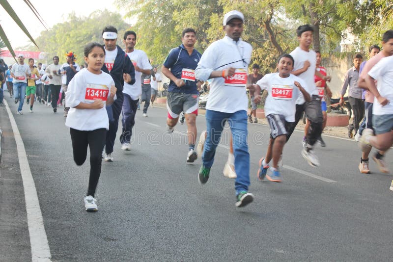 Mensen die bij Hyderabad 10K Looppasgebeurtenis lopen, India royalty-vrije stock foto's Mensen die bij Hyderabad 10K Looppasgebeurtenis lopen, India royalty-vrije stock foto's
