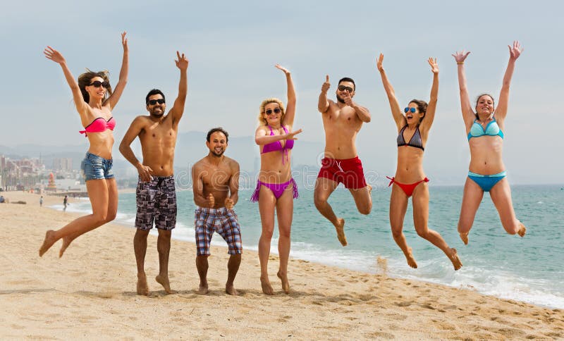 Mensen die bij strand springen royalty-vrije stock afbeeldingen Mensen die bij strand springen royalty-vrije stock afbeeldingen