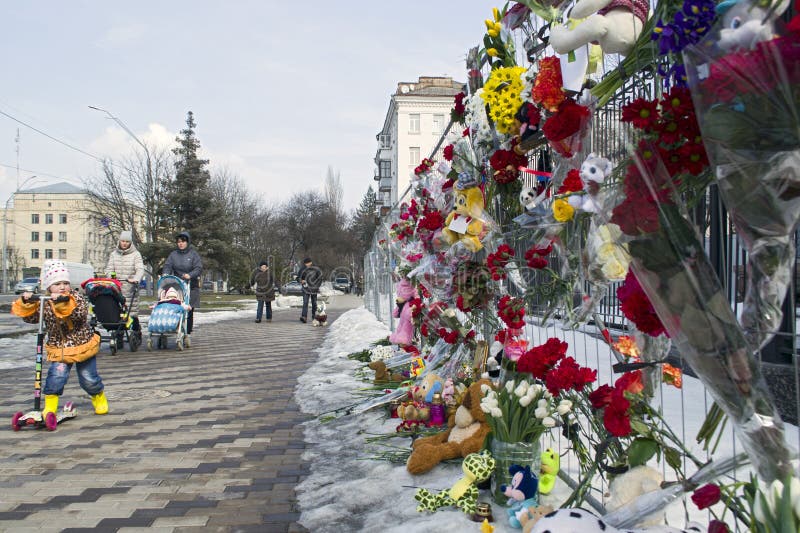 Mensen die de Russische Ambassade in Kyiv bezoeken royalty-vrije stock fotografie Mensen die de Russische Ambassade in Kyiv bezoeken royalty-vrije stock fotografie