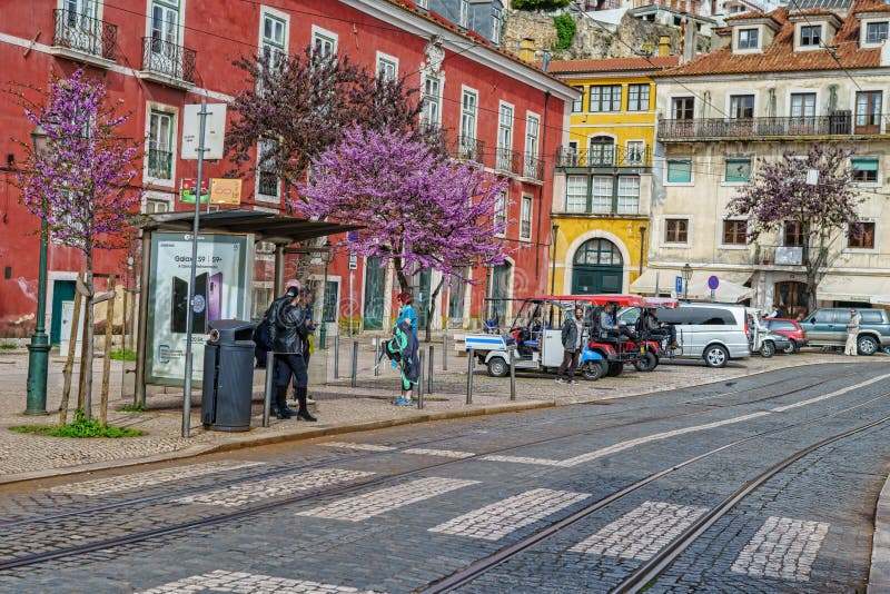 Mensen die de smalle straten van Alfama in Lissabon onderzoeken stock foto's Mensen die de smalle straten van Alfama in Lissabon onderzoeken stock foto's