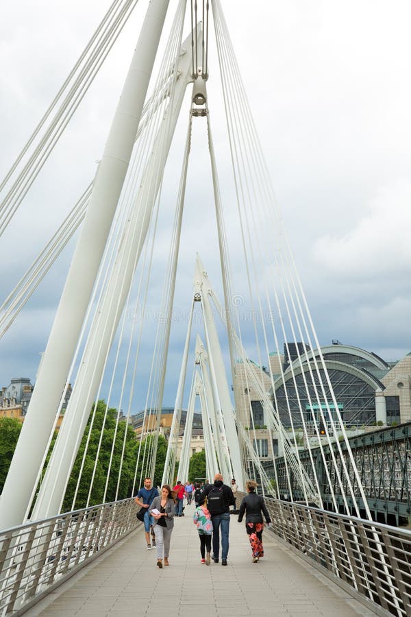 Mensen die de Waterloo brug in Londen het UK kruisen royalty-vrije stock foto Mensen die de Waterloo brug in Londen het UK kruisen royalty-vrije stock foto