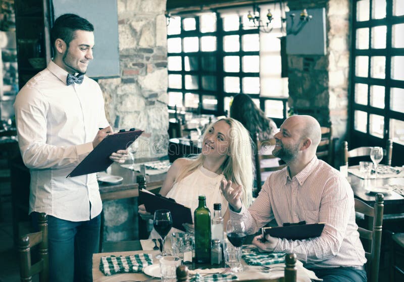 Mensen die diner landelijk restaurant hebben royalty-vrije stock afbeelding Mensen die diner landelijk restaurant hebben royalty-vrije stock afbeelding