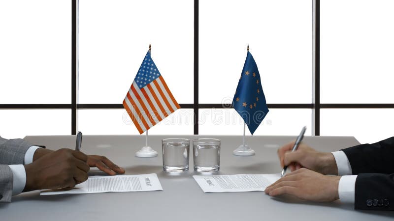 Mannen die papieren ondertekenen aan een bureau stock video