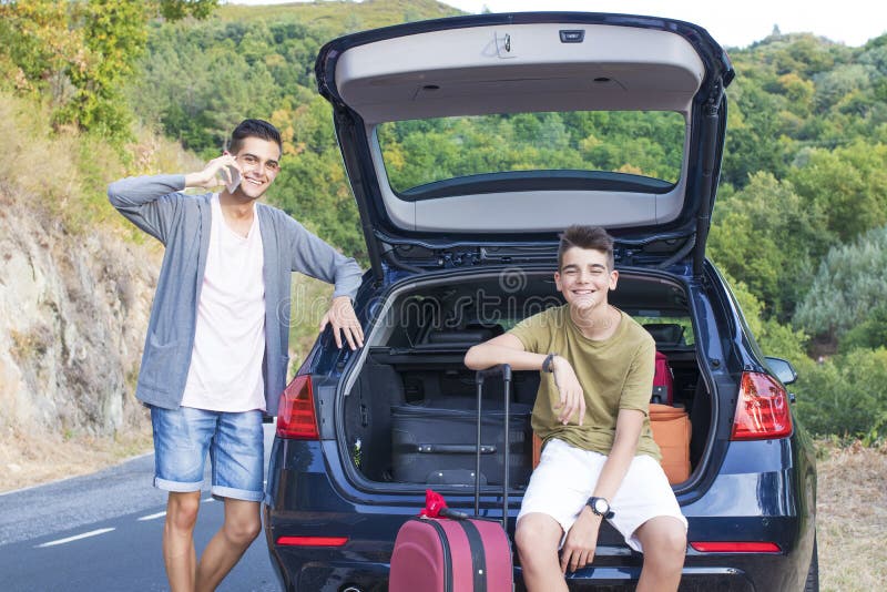 Mensen die door auto met koffers reizen royalty-vrije stock afbeeldingen Mensen die door auto met koffers reizen royalty-vrije stock afbeeldingen