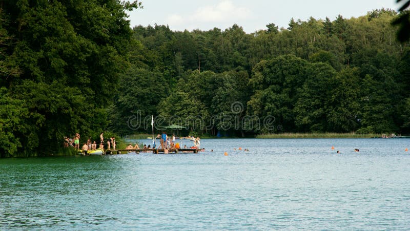 Mensen die in een meer in de middag baden royalty-vrije stock afbeeldingen Mensen die in een meer in de middag baden royalty-vrije stock afbeeldingen