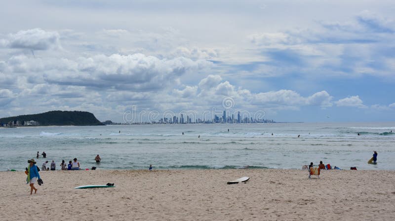 Mensen die en bij Currumbin-Strand ontspannen zonnebaden royalty-vrije stock afbeeldingen Mensen die en bij Currumbin-Strand ontspannen zonnebaden royalty-vrije stock afbeeldingen